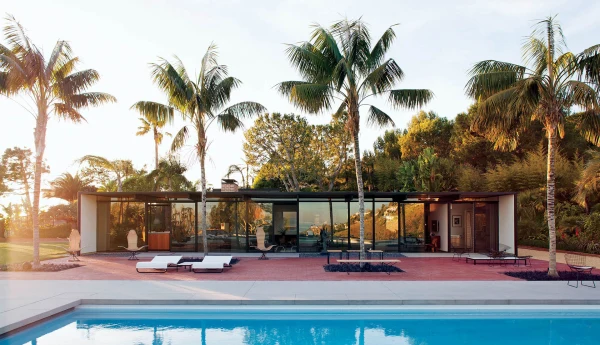 Modern single-storey house with pool