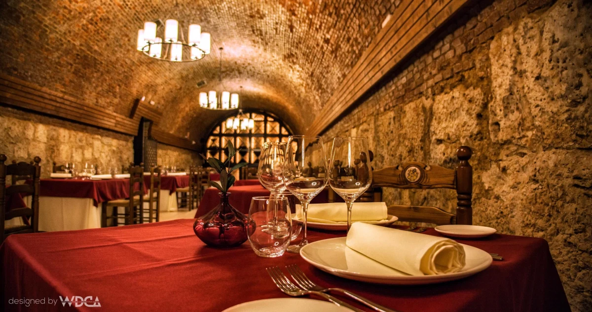 Comedor de La Bodega del Canal con sillas rojas