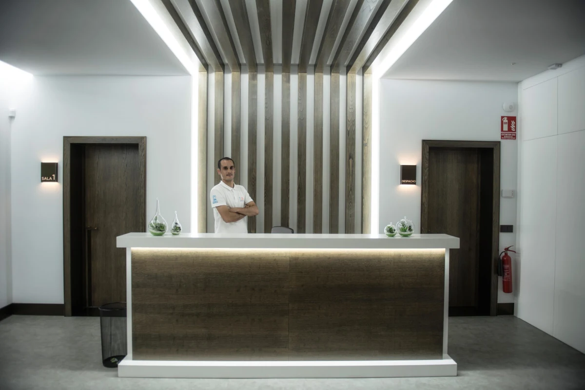 Jrecepcion Actívate reception with illuminated timber counter