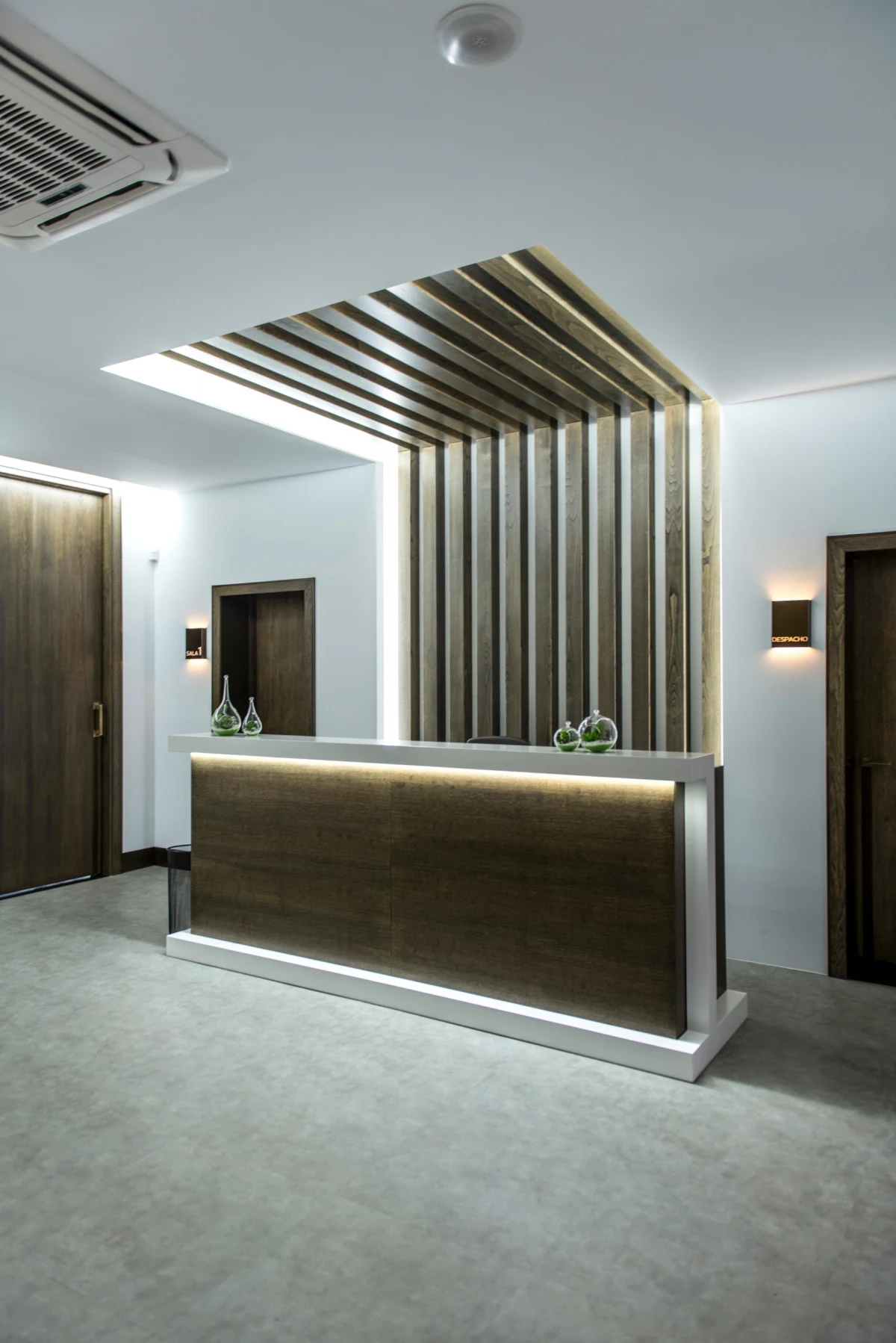 Recepcion 02 Actívate reception with illuminated timber counter