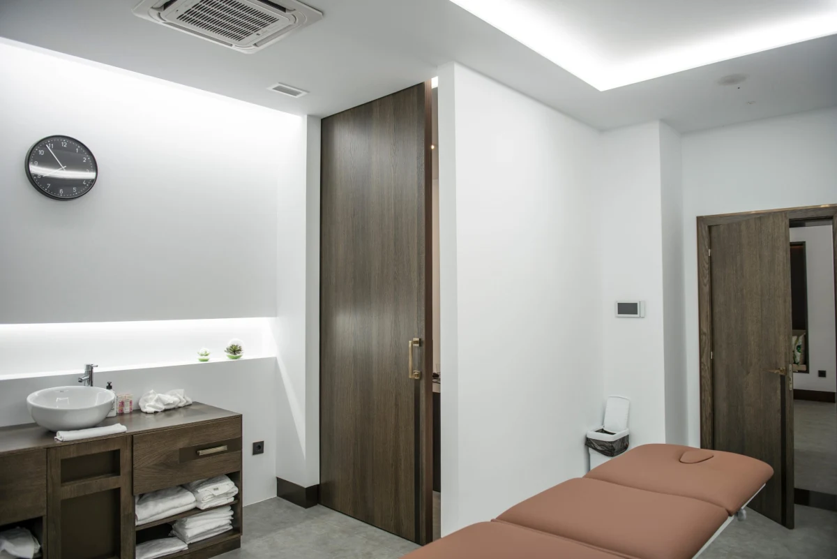 Sala 1 Actívate physiotherapy treatment room with treatment table