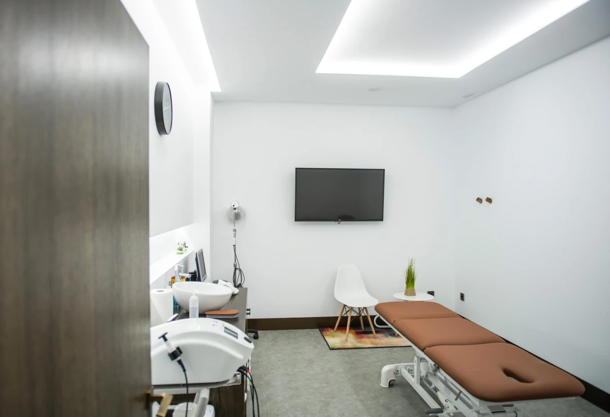Sala 2 Actívate physiotherapy treatment room with treatment table