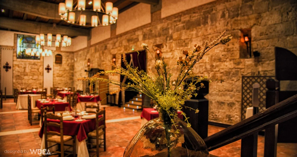 Comedor de La Bodega del Canal con sillas rojas