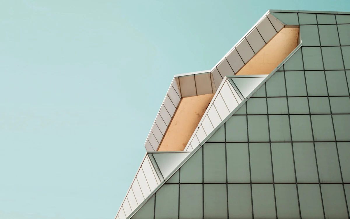 Detalle de fachada contemporánea con paneles geométricos