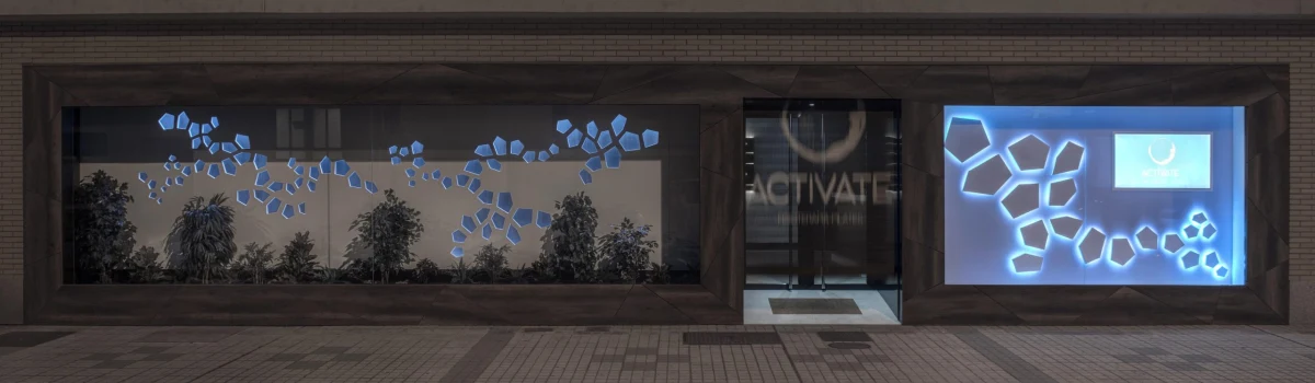 fachada Actívate clinic facade at night
