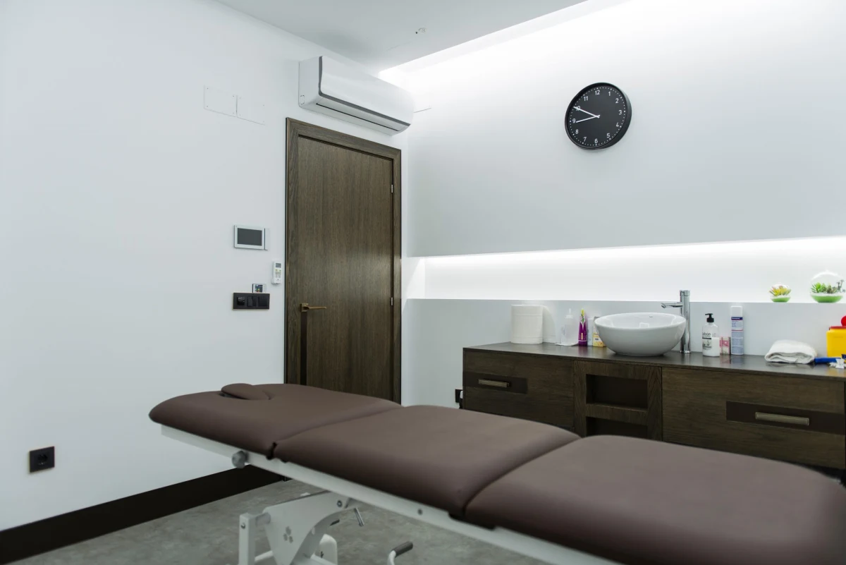 sala 3_02 Actívate physiotherapy treatment room with treatment table