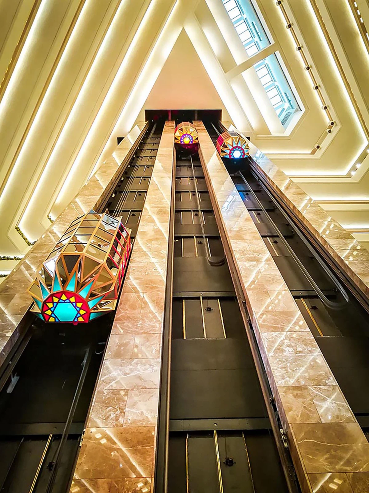 Atrium-04-sheraton-doha-hotel-interior-design-wdca Lift inside the Sheraton Doha atrium