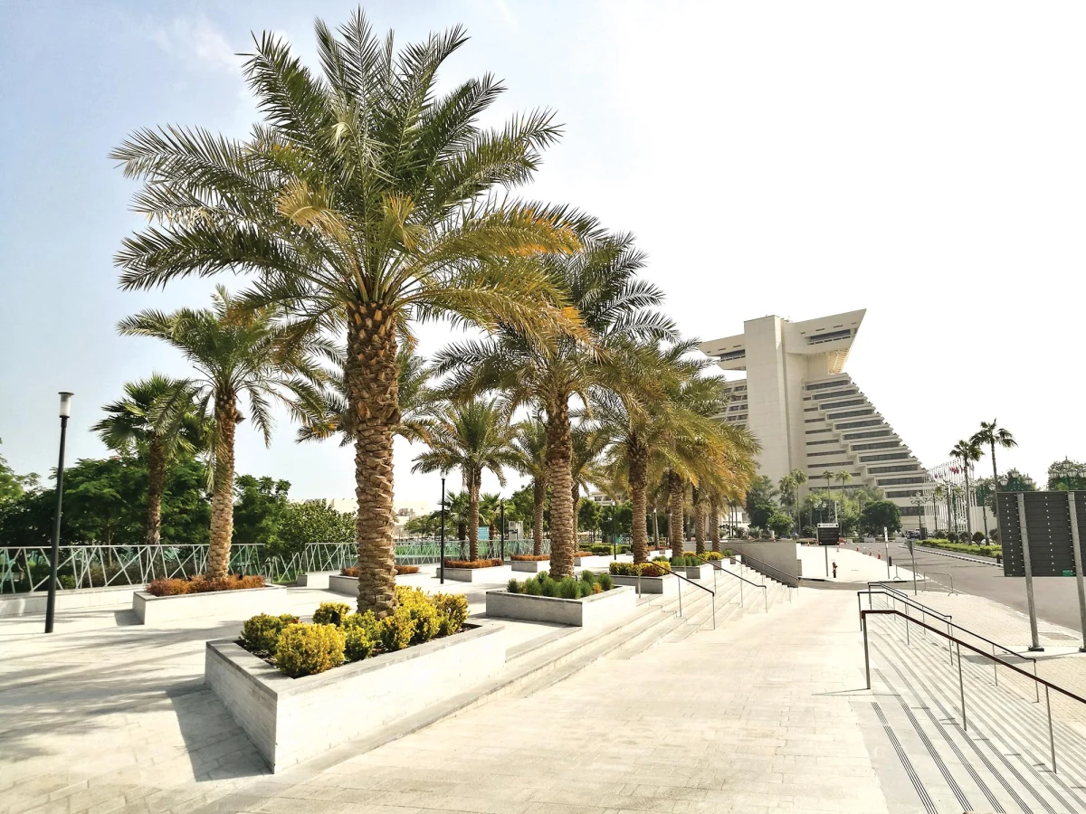 sdr Palm-lined promenade beside Sheraton Doha