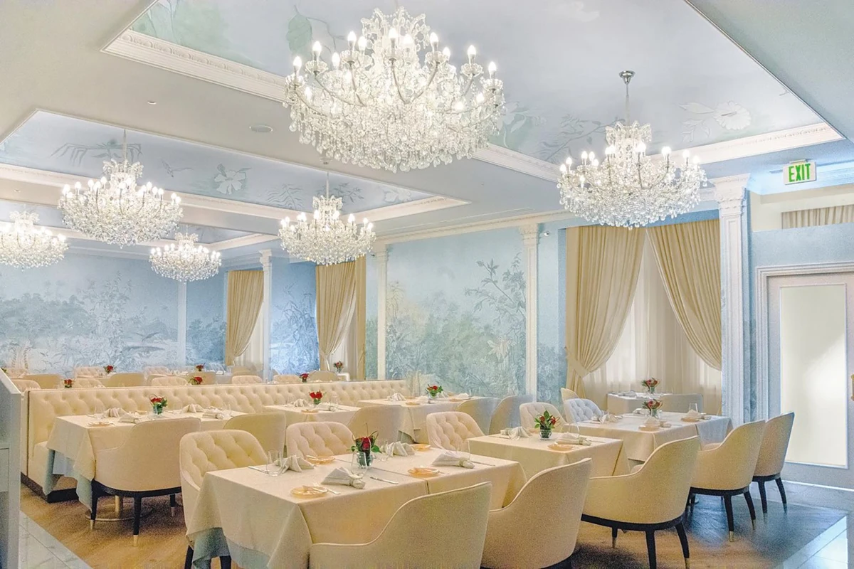 Primavera-restaurant-02-sheraton-doha-hotel-interior-design-wdca Primavera restaurant at Sheraton Doha with chandeliers and pale blue walls