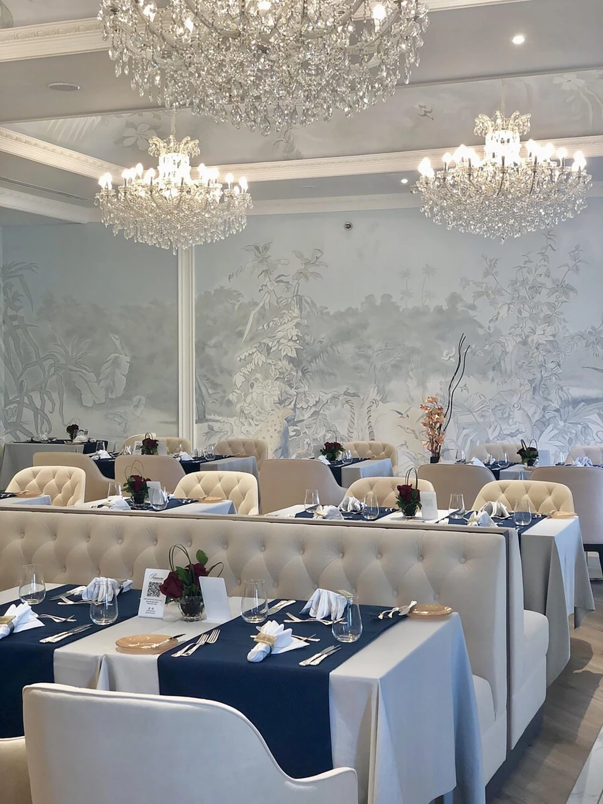 Primavera-restaurant-03-sheraton-doha-hotel-interior-design-wdca Primavera restaurant at Sheraton Doha with chandeliers and pale blue walls