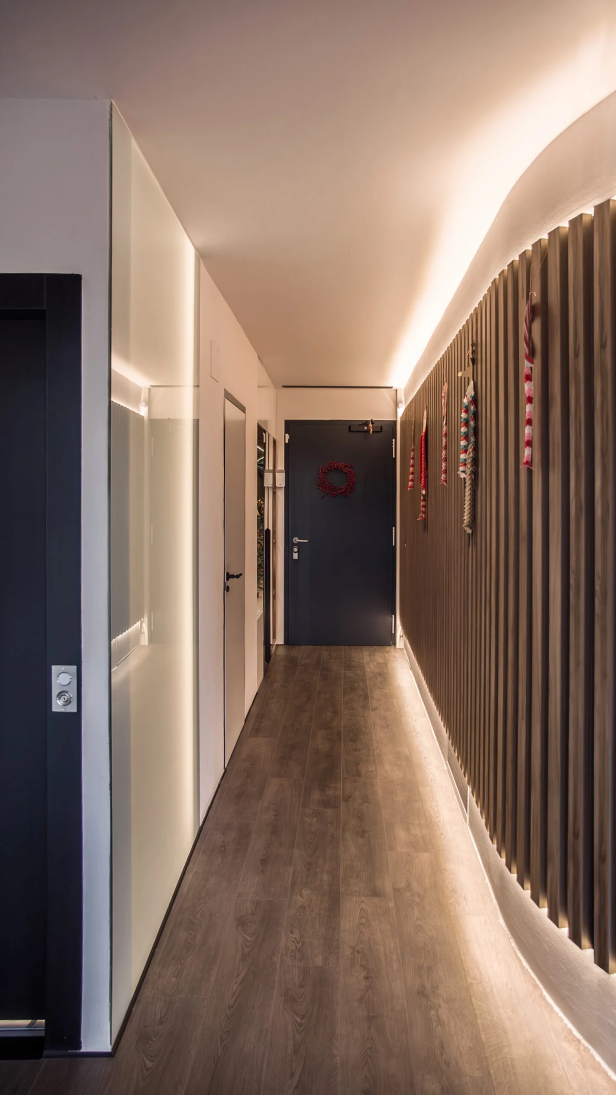 Pasillo de Casa JR con iluminación lineal cálida