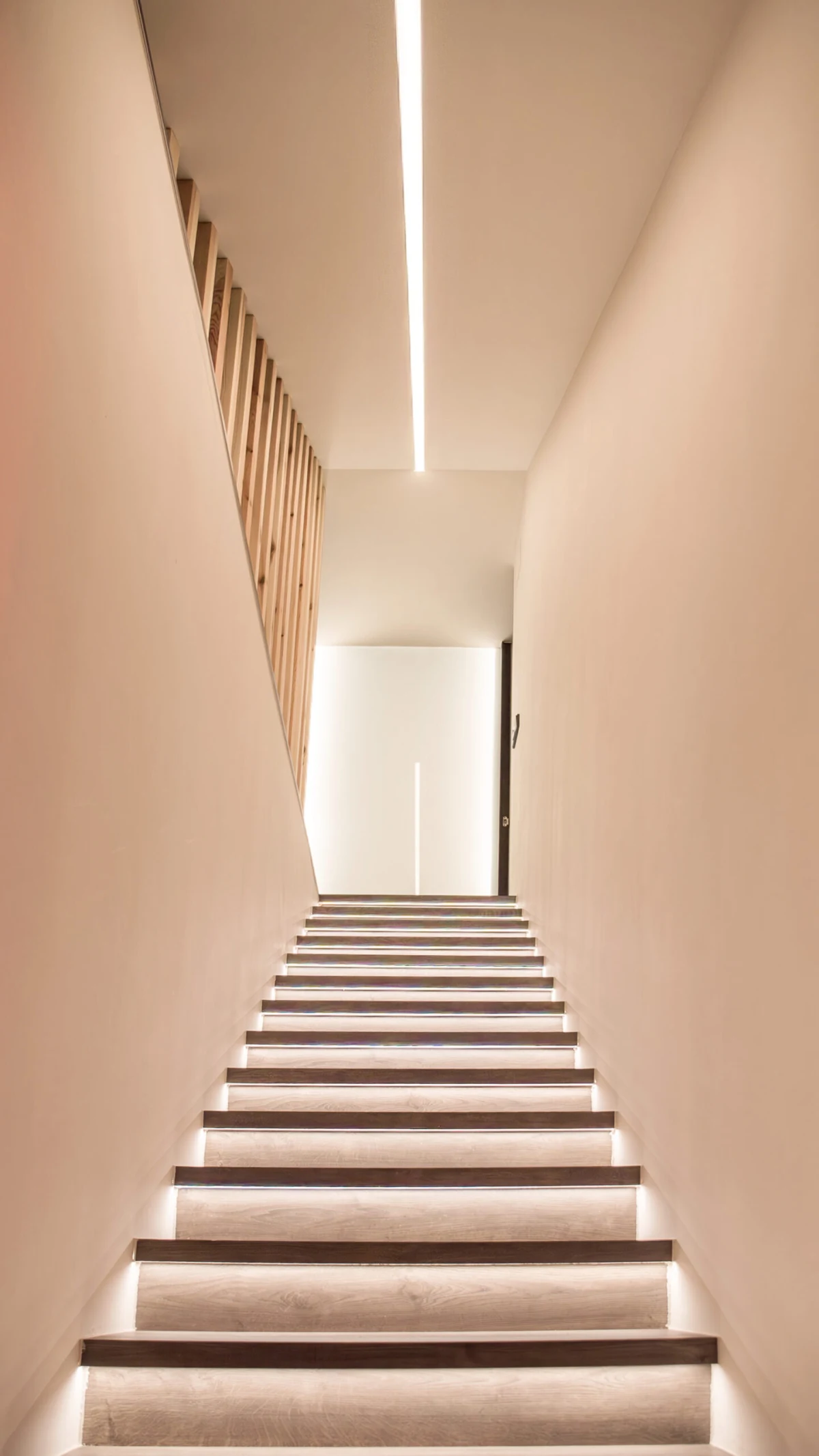 Escalera de Casa JR con iluminación oculta