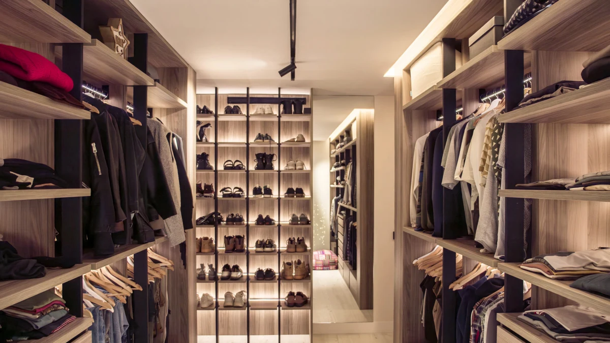 Vestidor de Casa JR con estantes de madera y zapatero