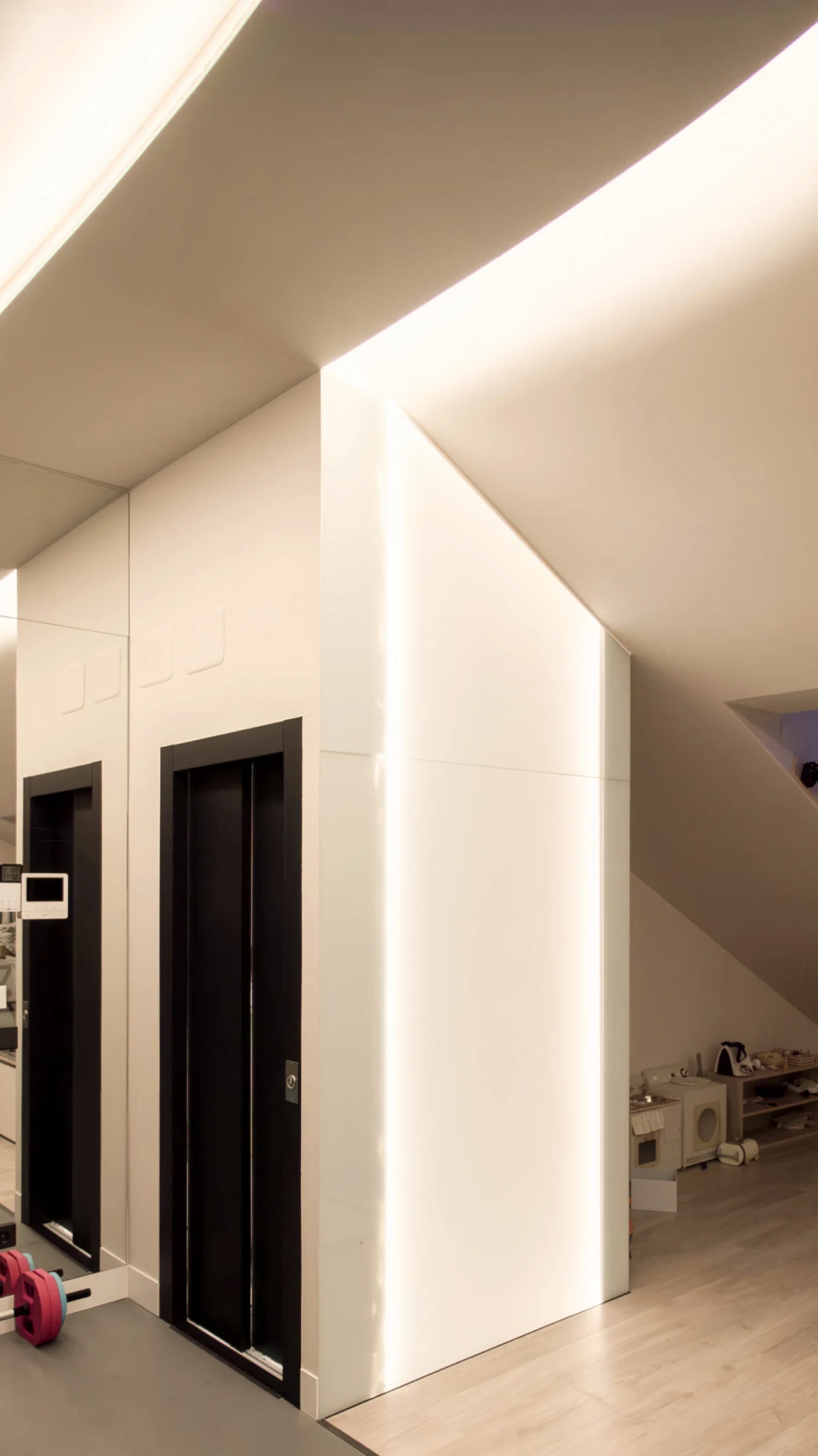 Gimnasio abuhardillado de Casa JR con equipamiento de ejercicio
